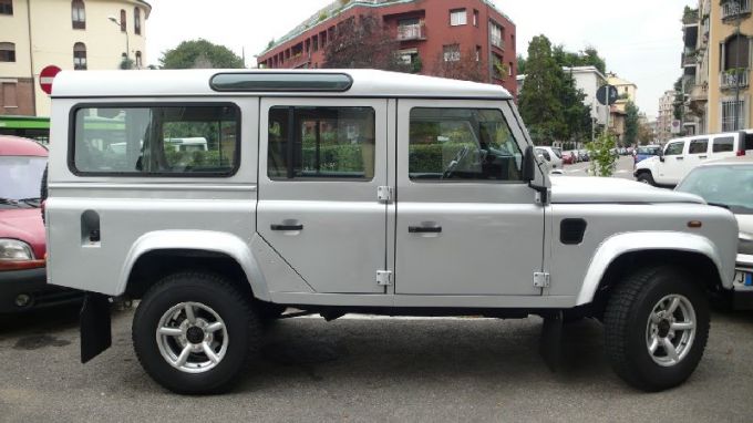 defender-110-td4-station-wagon-anno-2007-colore-ar-2.jpg