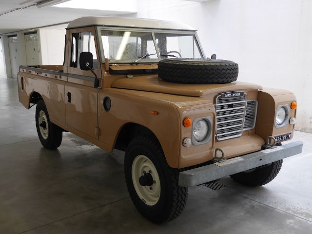 land-rover-109-series-iii-pickup-1.jpg