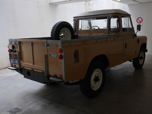 land-rover-109-series-iii-pickup-2.jpg